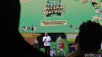 Menkop dan UKM, Teten Masduki (baju putih, tengah) saat membuka gelaran Festival Gerakan Warung Nasional.