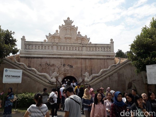 Taman Sari di Yogyakarta adalah salah satu destinasi yang selalu ramai wisatawan. Spot wisata ini berada di Jalan Tamanan, Patehan Keraton, Kota Yogyakarta. Pecinta foto instagramable wajib, nih datang ke sini karena banyak bagian bangunan Taman Sari yang begitu epik di foto. (Pradito Rida Pertana/detikcom) Taman Sari di Yogyakarta adalah salah satu destinasi yang selalu ramai wisatawan. Spot wisata ini berada di Jalan Tamanan, Patehan Keraton, Kota Yogyakarta. Pecinta foto instagramable wajib, nih datang ke sini karena banyak bagian bangunan Taman Sari yang begitu epik di foto. (Pradito Rida Pertana/detikcom)