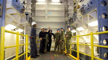 Diperlukan sekitar 5.000 orang untuk membangun dan merakit kapal induk sekelas USS Gerald R. Ford ini. Foto: Screenshot via U.S. Navy