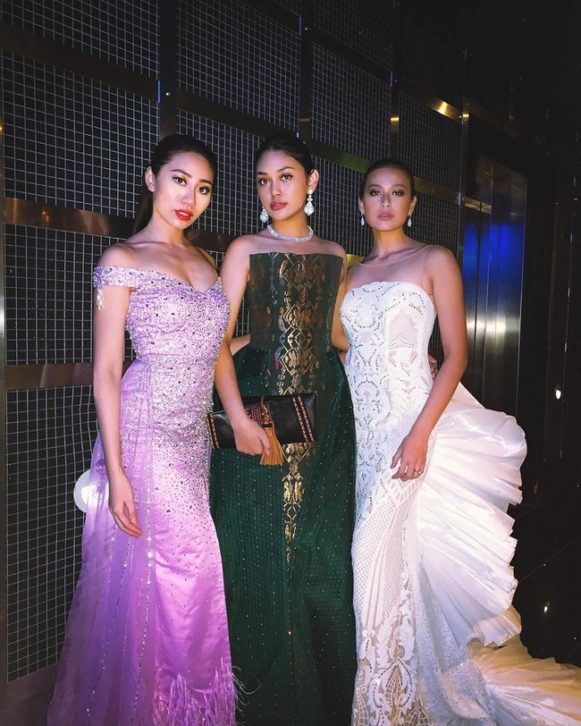 Inilah penampilan Princess Megonondo di acara Charity Gala Dinner Miss World 2019. Anggun berbalut gaun hijau bernuansa songket karya Priyo Oktaviano, namanya diumumkan sebagai kontestan yang masuk top 10 kategori Beauty with a Purpose. (Foto: Instagram/@princessmegonondo)