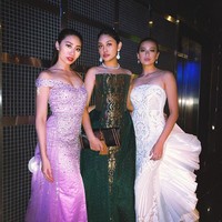 Inilah penampilan Princess Megonondo di acara Charity Gala Dinner Miss World 2019. Anggun berbalut gaun hijau bernuansa songket karya Priyo Oktaviano, namanya diumumkan sebagai kontestan yang masuk top 10 kategori Beauty with a Purpose. (Foto: Instagram/@princessmegonondo)