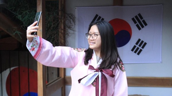 Bangunan tradisional khas perkampungan di Korea Selatan pertama kali akan menyambut kita. Traveler bisa menyewa hanbok dan berfoto di sini. (Wisma Putra/detikcom) Bangunan tradisional khas perkampungan di Korea Selatan pertama kali akan menyambut kita. Traveler bisa menyewa hanbok dan berfoto di sini. (Wisma Putra/detikcom)