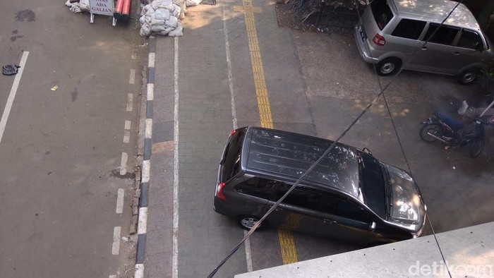 Mobil parkir di trotoar Rawasari Jakarta Timur