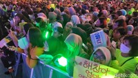 Penonton pun tak ketinggalan menghidupkan suasana dengan lightstick hijau yang menyala terang.