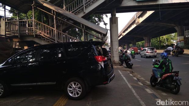 Duh! Trotoar Lebar di Rawasari Jaktim Malah Jadi Tempat Parkir Mobil