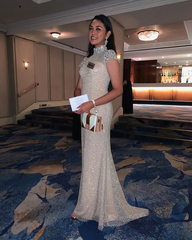 Dalam sebuah kesempatan, Miss Indonesia 2019 dari Jambi ini muncul dalam balutan gaun yang bermandikan detail beading nan berkilauan. Glamor! (Foto: Instagram/@princessmegonondo)