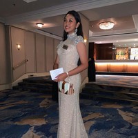 Dalam sebuah kesempatan, Miss Indonesia 2019 dari Jambi ini muncul dalam balutan gaun yang bermandikan detail beading nan berkilauan. Glamor! (Foto: Instagram/@princessmegonondo)