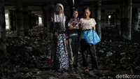 Angka tersebut tentu saja bisa bertambah setiap tahunnya karena populasi penduduk Indonesia yang semakin padat. Anak-anak yang tinggal di pemukiman kumuh seperti kolong jembatan atau bantaran sungai dan diatas tumpukan sampah di Jakarta adalah contoh fenomena kecil gambaran anak-anak miskin di Indonesia. 