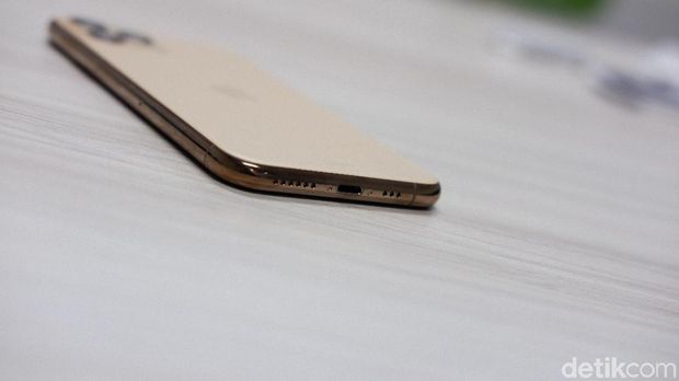 iPhone menggunakan port lightning. 