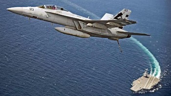 Pesawat tempur lepas landas dari USS Gerald R. Ford. Foto: Screenshot via U.S. Navy