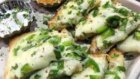 Penyuka pedas bisa mencoba paduan keju mozzarella dan irisan halus paprika pada roti panggang. Mulur gurih renyah. Foto : Instagram @vegyatri