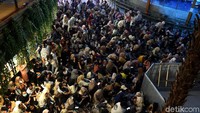 EXO-L (fans EXO) berdatangan sejak dini hari tadi.
