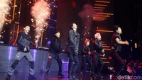 Love Shot menjadi lagu yang sukses memanaskan penampilan perdana mereka di panggung HUT Transmedia.