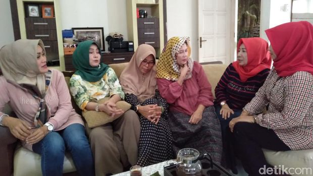 Ibu-ibu penumpang mobil yang disebut selfie di kantor polisi usai tabrak pemotor