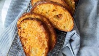 Kalau yang ini roti Prancis dengan paduan bawang putih dan keju serta butter. Rasanya renyah dengan aroma wangi butter. Siapa mau? Foto : Instagram @sugarsaltmagic