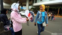 Beberapa pedagang berkeliling untuk menjajalan dagangannya kepada penggemar EXO.