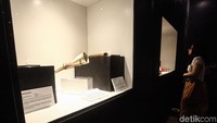 Pengunjung melihat-lihat alat musik tradisional yang dipamerkan di Museum Nasional, Jakarta, Minggu (15/12/2019).