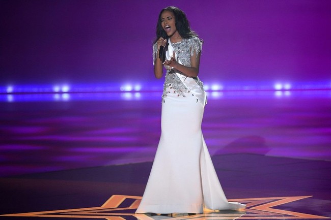 Toni-Ann Singh pemenang Miss World 2019 sudah terlihat menonjol sejak diumumkan sebagai finalis yang melaju ke babak top 5. Dia tampil solo menunjukkan kemampuan tarik suaranya menyanyikan lagu Whitney Houston, I Have Nothing. Suara Toni-Ann nyaris sama sempurnanya dengan Whitney. Foto: Dok. Instagram, Dok. AFP