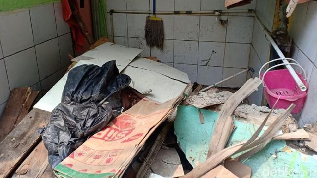 Kondisi rumah di Matraman ambruk diduga gegara proyek saluran air.