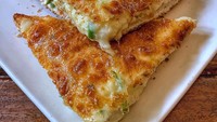 Siapa ngga ngiler? Roti panggang ini diisi telur ceplok dan keju. Atasnya ditaburi keju parut lalu dipanggang. Mulur sekaligus renyah. Foto : Instagram @foodietraveller _bhax