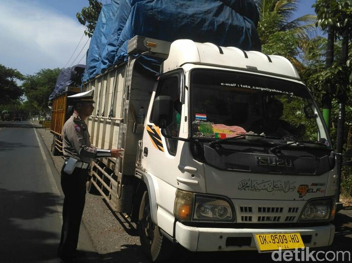 Puluhan Truk Di Situbondo Ditilang Karena Kelebihan Muatan