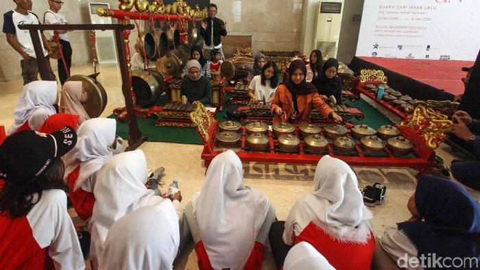 Museum Nasional, Jakarta, mengadakan pelatihan memainkan alat musik tradisional yaitu gamelan. Pelatihan ini sangat diminati oleh anak-anak hingga remaja.