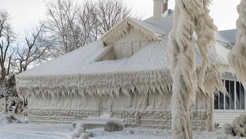 Penampakan rumah yang berselimut es pekat setelah hujan salju di Ohio. Foto: Bored Panda