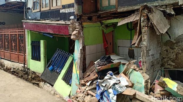 Kondisi rumah di Matraman ambruk diduga gegara proyek saluran air.