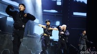 EXO menyanyikan sejumlah lagu di HUT ke-18 Transmedia. Lagu-lagu itu di antaranya Love Shot, Oh La La La, Smile on My Face, dan Obsession.