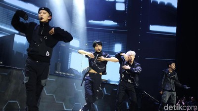 EXO Bikin Histeris di HUT Transmedia