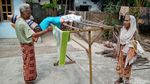 Bikin Baper! Ini Kakek-Nenek Romantis di KA Prameks yang Viral