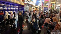 Para EXO-L sudah mengantre sejak pagi tadi.