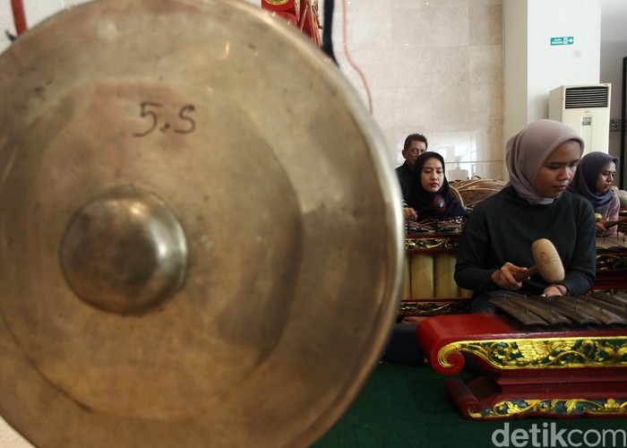 Museum Nasional, Jakarta, mengadakan pelatihan memainkan alat musik tradisional yaitu gamelan. Pelatihan ini sangat diminati oleh anak-anak hingga remaja.