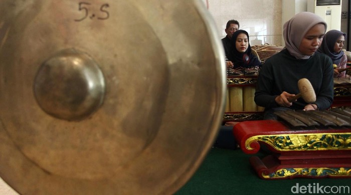 Museum Nasional, Jakarta, mengadakan pelatihan memainkan alat musik tradisional yaitu gamelan. Pelatihan ini sangat diminati oleh anak-anak hingga remaja.