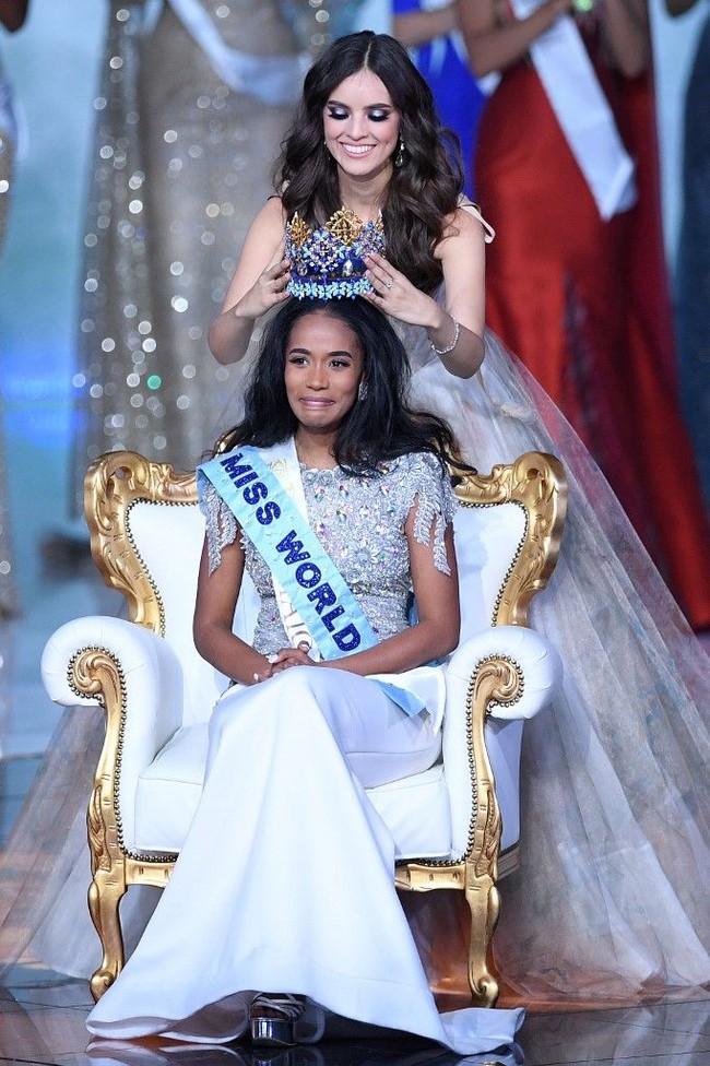 Wanita 23 tahun dengan tinggi 167 cm itu pernah melakoni jabatan sebagai presiden organisasi mahasiswa kampus asal Karibia. Situs Miss World 2019 juga menyebutkan Toni-Ann Singh memiliki kemampuan istimewa yaitu bisa menyanyikan lagu-lagu klasik opera.  Foto: DANIEL LEAL-OLIVAS / AFP