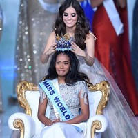 Wanita 23 tahun dengan tinggi 167 cm itu pernah melakoni jabatan sebagai presiden organisasi mahasiswa kampus asal Karibia. Situs Miss World 2019 juga menyebutkan Toni-Ann Singh memiliki kemampuan istimewa yaitu bisa menyanyikan lagu-lagu klasik opera.  Foto: DANIEL LEAL-OLIVAS / AFP