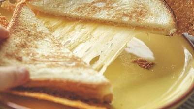 Awas Ngiler! 10 Kreasi Roti Panggang Keju yang Mulur Buat Sarapan