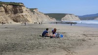 Secara lokasi, Pantai Drake atau yang dikenal dengan Drake Beach ini cukup tersembunyi di Point Reyes. Kalau jalan kaki lokasinya memang cukup lumayan, tapi bisa juga dicapai dengan naik kendaraan menyusuri pantai (California Beaches)