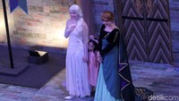 Anak-anak mendapat kesempatan untuk foto bersama karakter film Frozen II tersebut.