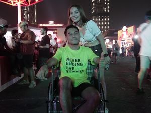 Dengan Kursi Roda, Pria Asal Thailand Rela ke Indonesia Demi DWP 2019