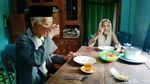 Bikin Baper! Ini Kakek-Nenek Romantis di KA Prameks yang Viral