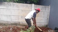 Untuk mencegah ular kobra datang lagi, warga melakukan kerja bakti dengan membersihkan saluran air, memotong rerumputan, dan menyingkirkan puing-puing. (dok. Warga Villa Citayam).