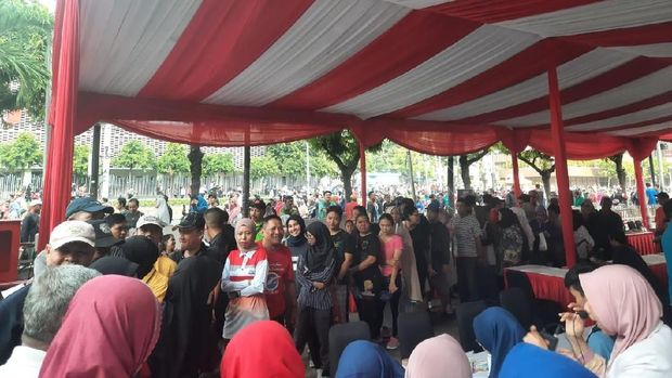 Warga antre di posko kesehatan gratis.
