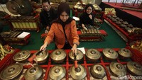 Seorang remaja belajar gamelan di Museum Nasional, Jakarta, Minggu (15/12/2019).