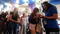Para EXO-L mengantre untuk memasuki Trans Studio Cibubur.