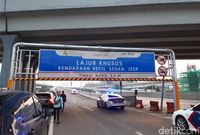 Pembatas ketinggian kendaraan sebelum masuk tol layang Jakarta-Cikampek. 