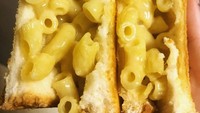 Macaroni and cheese yang padat gurih juga bisa jadi isian roti panggang. Tentu saja ditambah serutan keju mozzarella yang lumer mulur. Foto : Instagram @veganpuggo