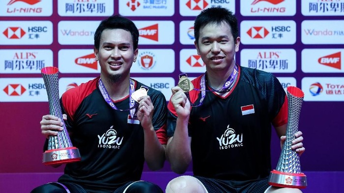 Hendra Setiawan/Muhammad Ahsan menjadi juara BWF World Tour Finals 2019. Mereka mengalahkan Hiroyuku Endo/Yuta Watanabe dua gim langsung 24-22 dan 21-19 di Tianhe Gymnasium, Guangzhou, Minggu (15/12/2019).