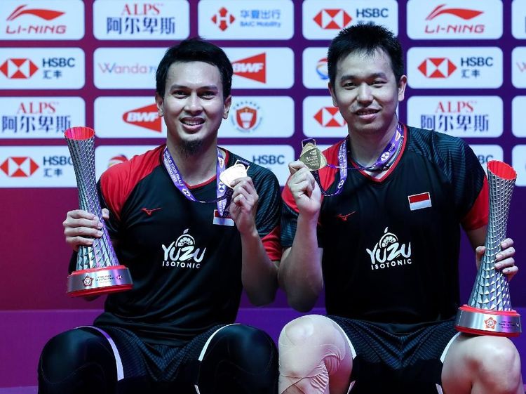Senyum Bahagia Hendra/Ahsan Juara BWF World Tour Finals 2019