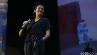Raisa punya kebiasaan meminum air hangat dengan lemon dan beberapa kali ia juga meminta kencur. Foto: hanif hawari